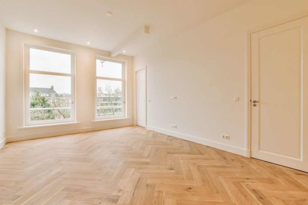 Sobre nosotros A spacious room with parquet floors and large windows